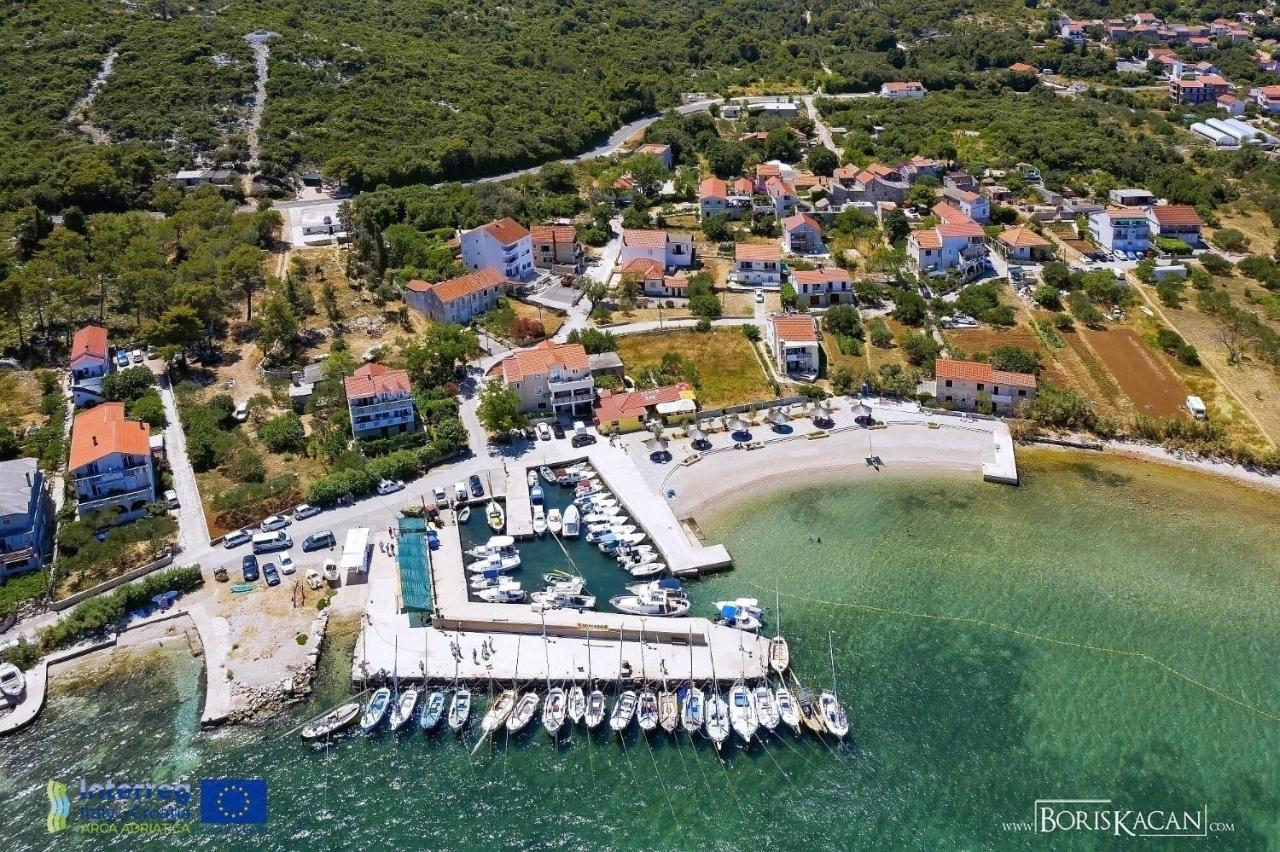 Apartment L And S On The Beach Ugrinici Exterior photo